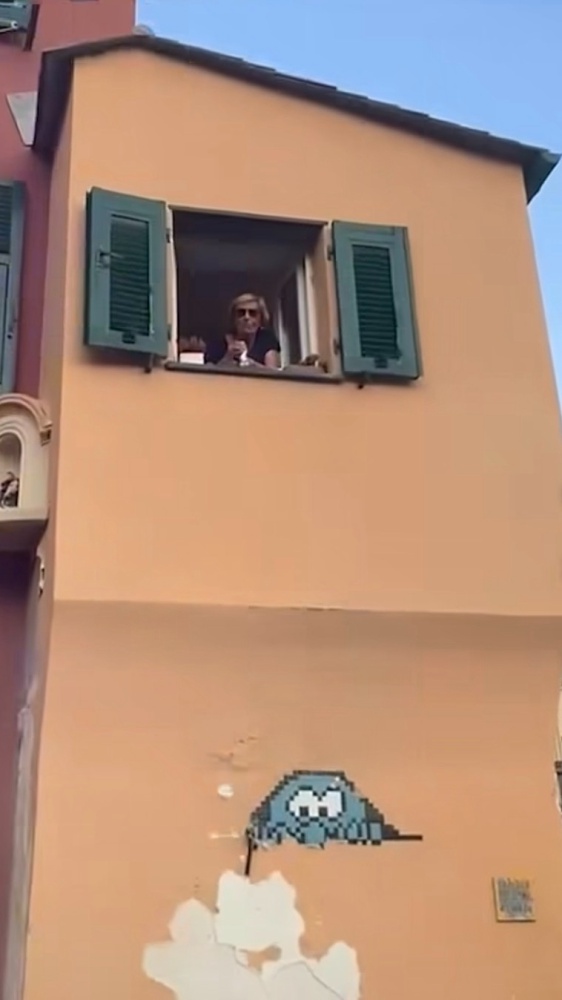 Cantano "Maledetta primavera" in coro: la richiesta di una signora alla finestra