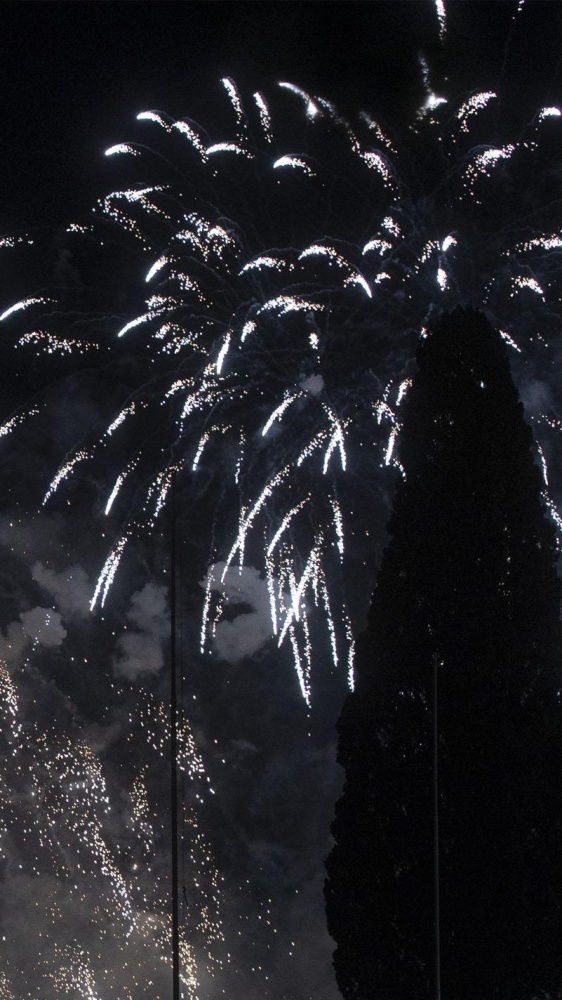 Capodanno, gli italiani si preparano a festeggiare. Tra viaggi, cenoni e fuochi d'artificio vietati in alcune città