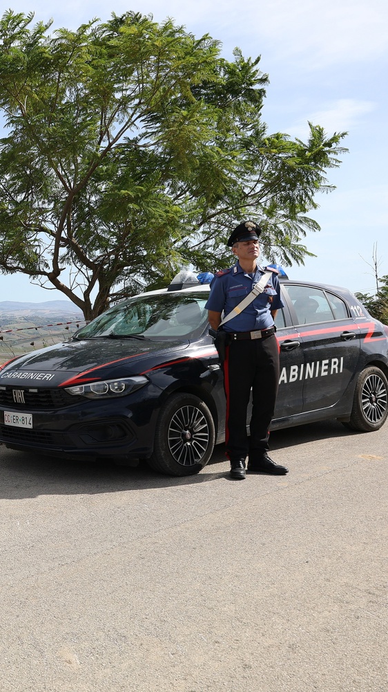 Carabinieri a scuola a Castellammare di Stabia, dopo la spedizione punitiva contro una insegnante