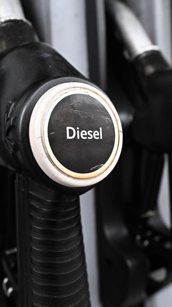 Carburanti, il governo valuta la proroga del taglio accise tra tensioni Ue e rincari energia