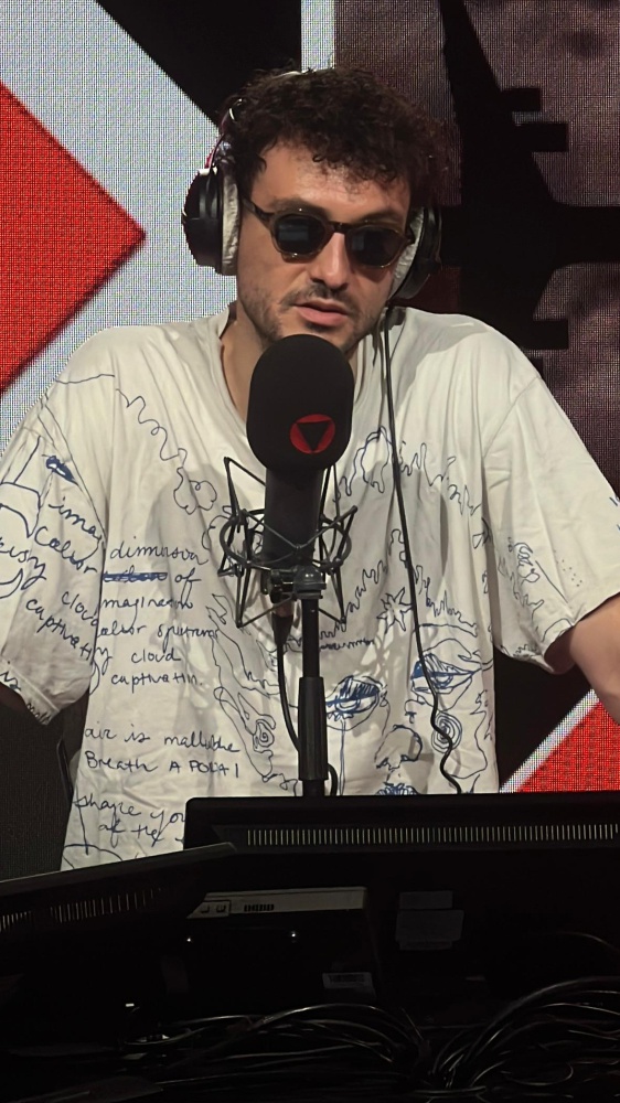 Carl Brave a RTL 102.5: “Nel disco ci sono tutte canzoni che raccontano dei pezzi della mia vita e di Roma. Alla fine è un po’ questo il senso di amarcord: i miei ricordi”