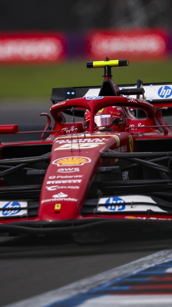 Carlos Sainz su Ferrari vince il Gran Premio del Messico di Formula 1, sul podio anche Leclerc, terzo