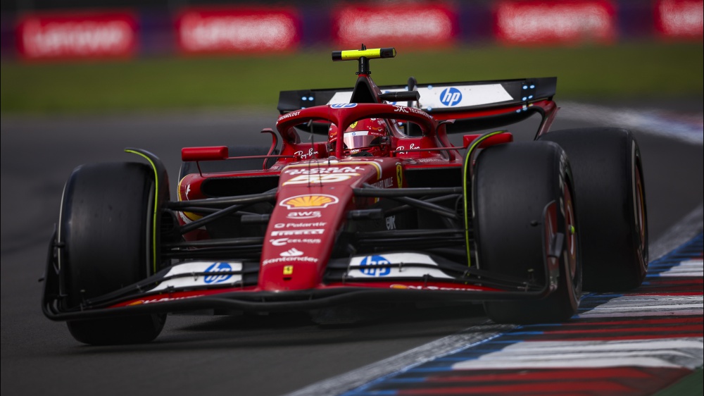 Carlos Sainz su Ferrari vince il Gran Premio del Messico di Formula 1, sul podio anche Leclerc, terzo