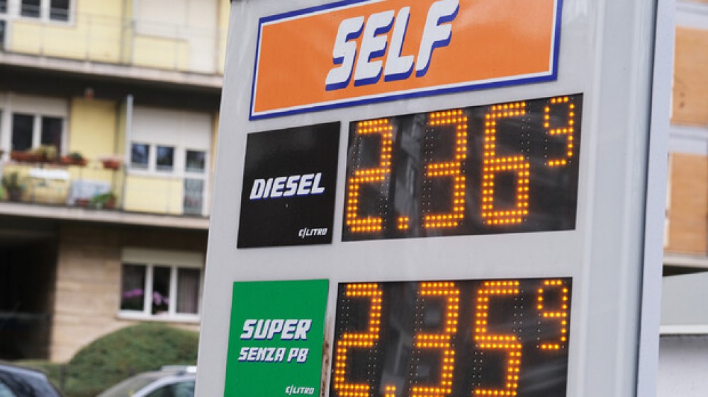 Caro carburanti: salgono ancora i prezzi di benzina e diesel, i consigli per limitare la spesa al distributore