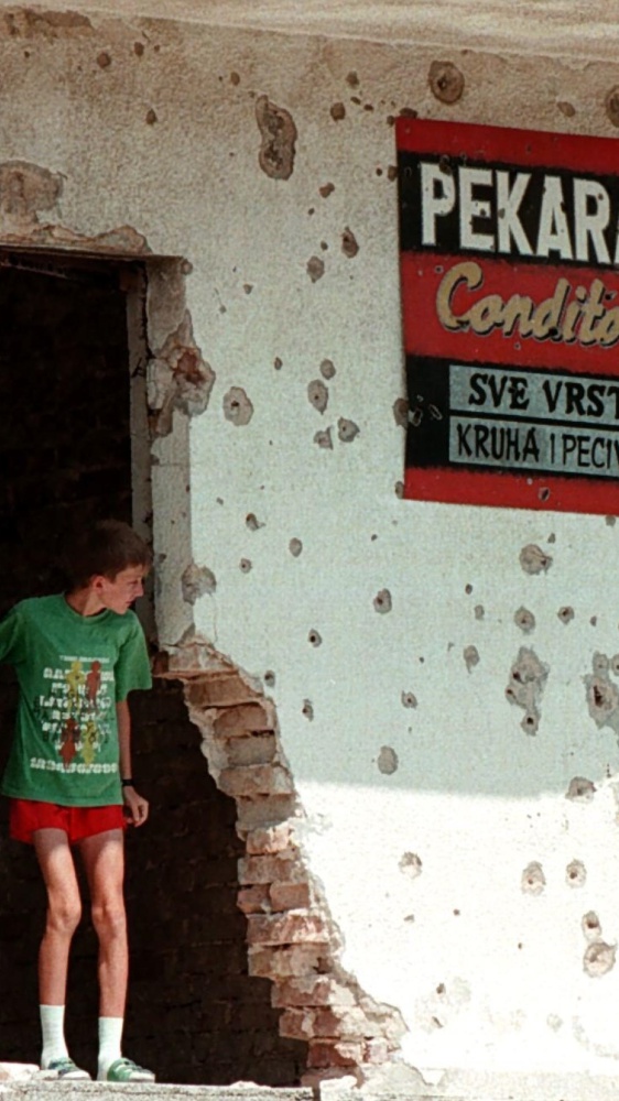Cecchini a Sarajevo, sequestrati un silenziatore ed una foto a uno degli indagati. L'ex compagna: "Ha ucciso delle persone"