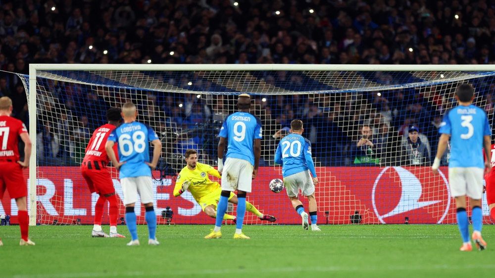 Champions League, Napoli spietato va a quarti per la prima volta. Al Maradona Eintracht battuto 3-0