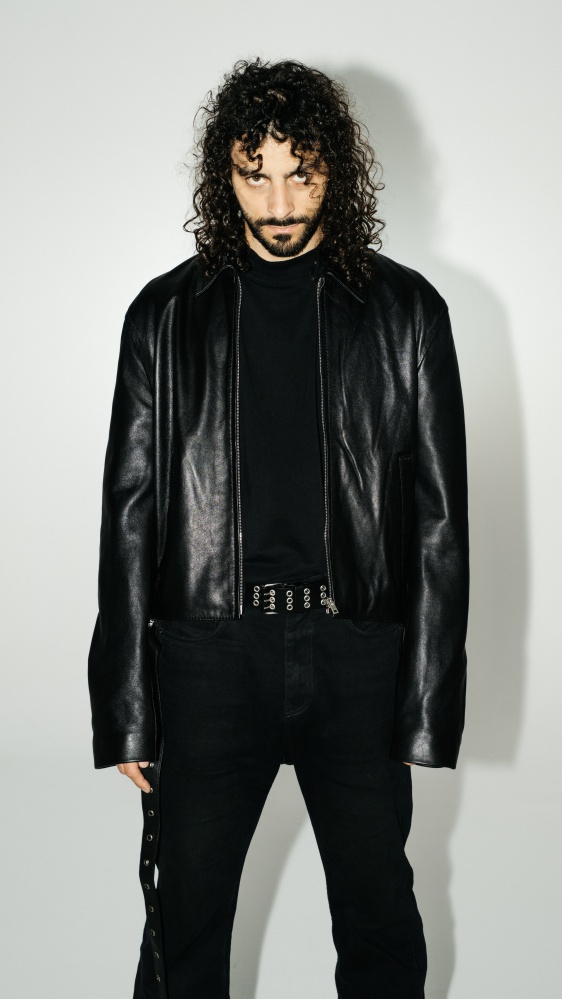 Charlie Charles a RTL 102.5: “Dopo aver creato musica per altri, sentivo un’urgenza di espressione. Avevo bisogno di uscire allo scoperto e di mostrarmi per quello che sono, così ho realizzato il mio primo album”