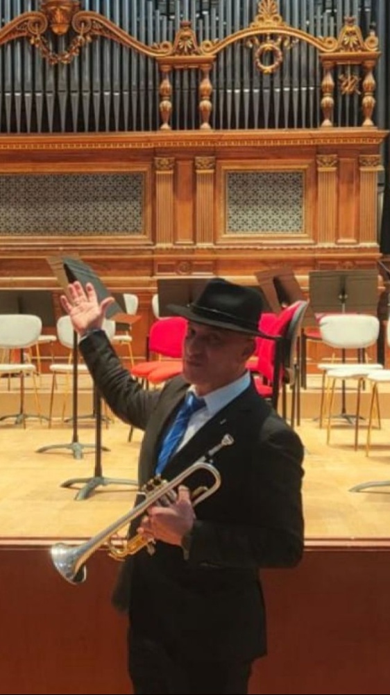 Chi è Saverio Fabri: il trombettista-autista diventato virale mentre omaggia Gino Paoli