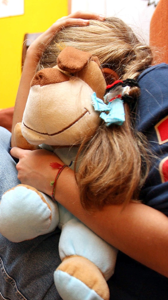 Choc in Francia: incriminato un 79enne per avere violentato decine di minorenni, per lui accuse anche di omicidio di madre e zia