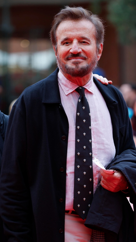 Christian De Sica compie gli anni, tanti auguri all'attore e regista romano che è amatissimo dai giovani (e non solo)