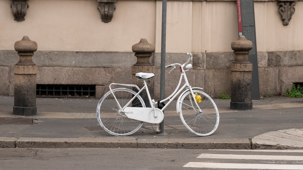 Milano, ciclista muore travolto da un'auto. Nel 2023 sono stati 197 i morti in bici