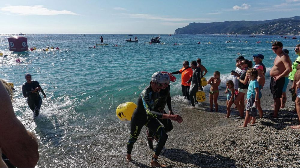 Cieco e sordo nuota 7 km in mare per la ricerca