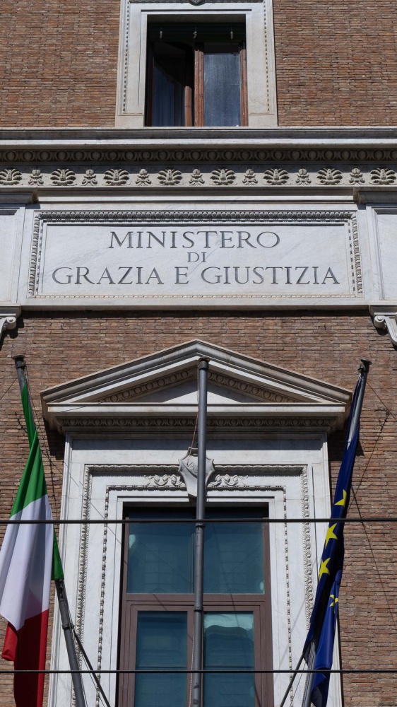 Cinque poliziotti "infedeli " ai domiciliari e sospesi dal servizio. appartengono a due commissariati romani