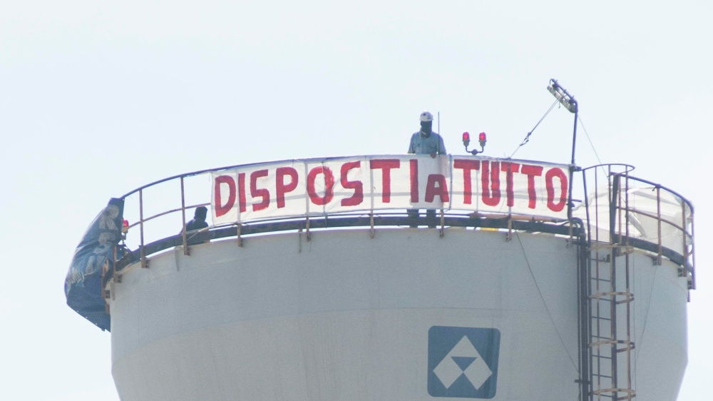 Clamorosa protesta in Sardegna, 4 operai asserragliati su una ciminiera a 100 metri di altezza