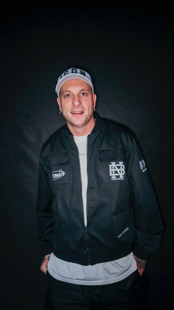 Clementino presenta a RTL 102.5 il nuovo album “Grande Anima”: «La cosa incredibile di questo disco è che parte da Napoli, fa il giro del mondo… e poi torna a Napoli»