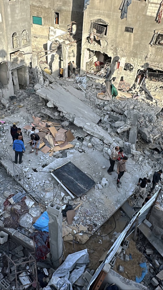Colpita la chiesa della Sacra Famiglia a Gaza. Israelel: un errore. Meloni condanna l'attacco di Israele