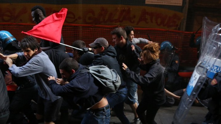 Comizio Salvini a Bologna, tensione tra Polizia e centri sociali