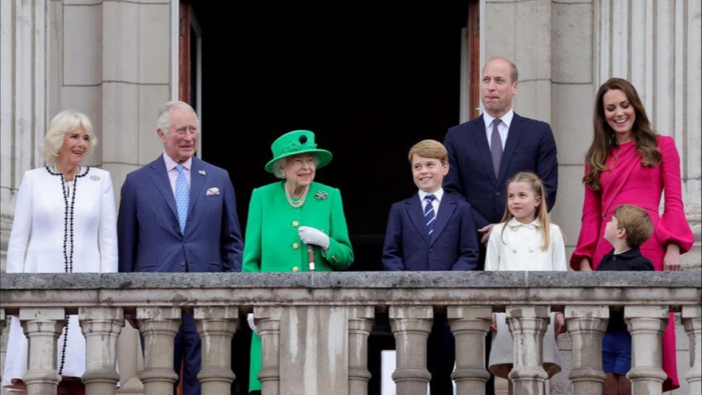 Concluso il Giubileo dei 70anni di regno della regina Elisabetta II, la sovrana si affaccia e saluta i sudditi