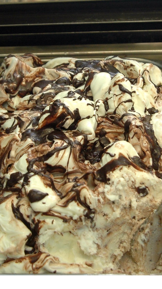 Cono o coppetta, stecco o vaschetta, il gelato è sempre più caro: e quello confezionato si rimpicciolisce