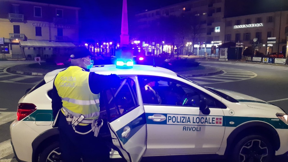 Controlli serrati a Capodanno, caccia alle ville in affitto per possibili veglioni clandestini