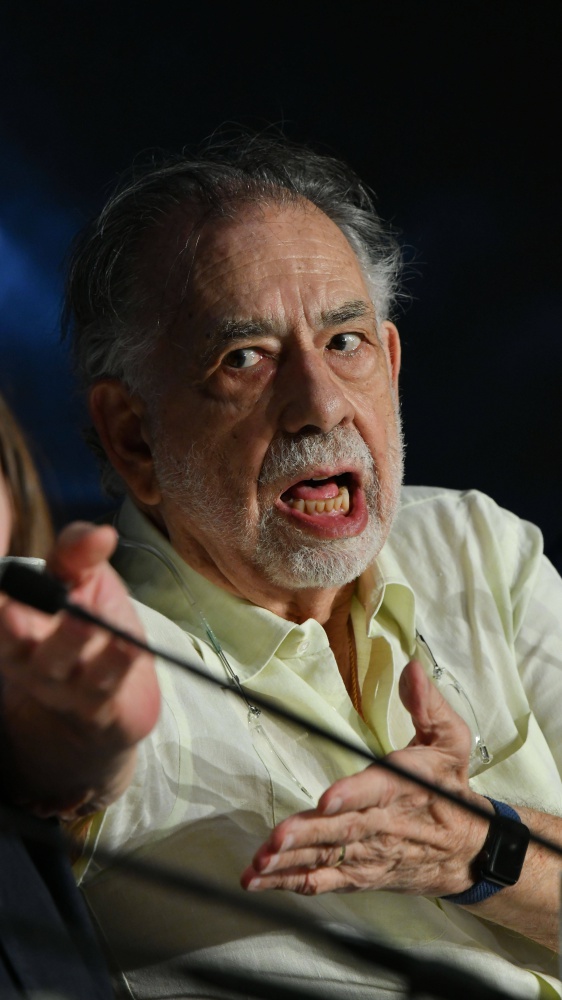Coppola, un video lo inchioda: baciava le comparse sul set di Megalopolis