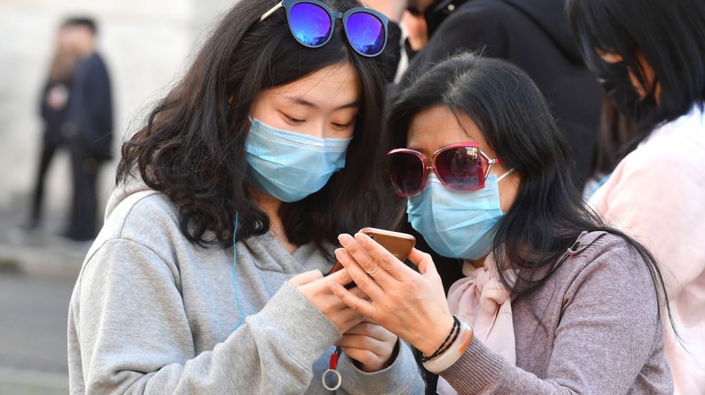 Coronavirus, altri 121 morti in Cina, torna a casa Niccolò, l'italiano bloccato a Wuhan