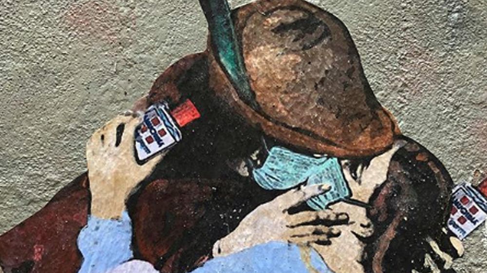 Coronavirus, il nuovo murales, il bacio di Hayez con l'Amuchina