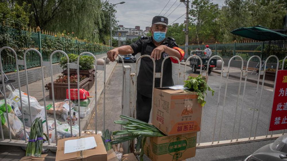 Coronavirus paura in Cina: Lockdown a Pechino a causa di un'impennata di contagi