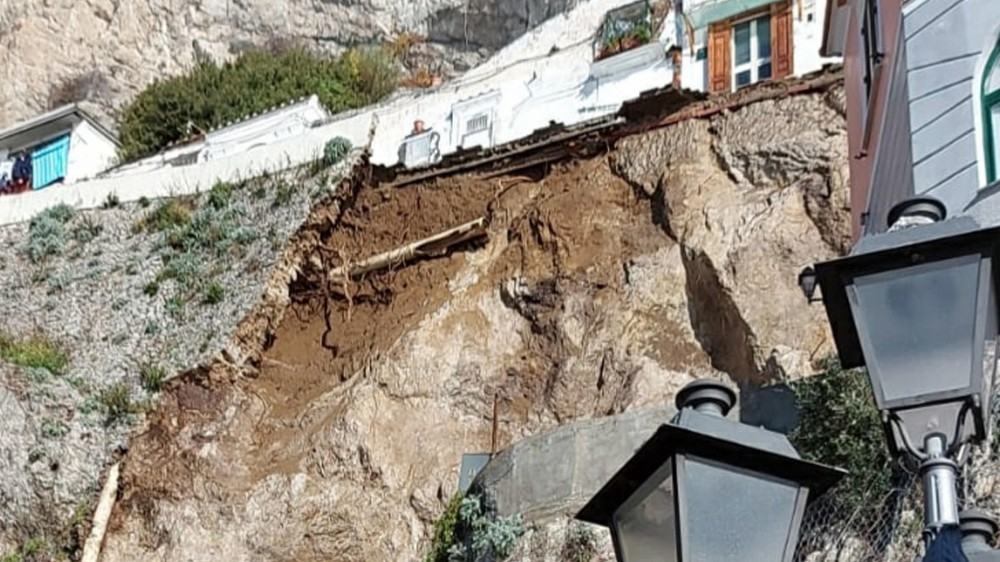 Costiera divisa in due, frana ad Amalfi, tanta paura, ma nessuna vittima, tratte in salvo tre famiglie