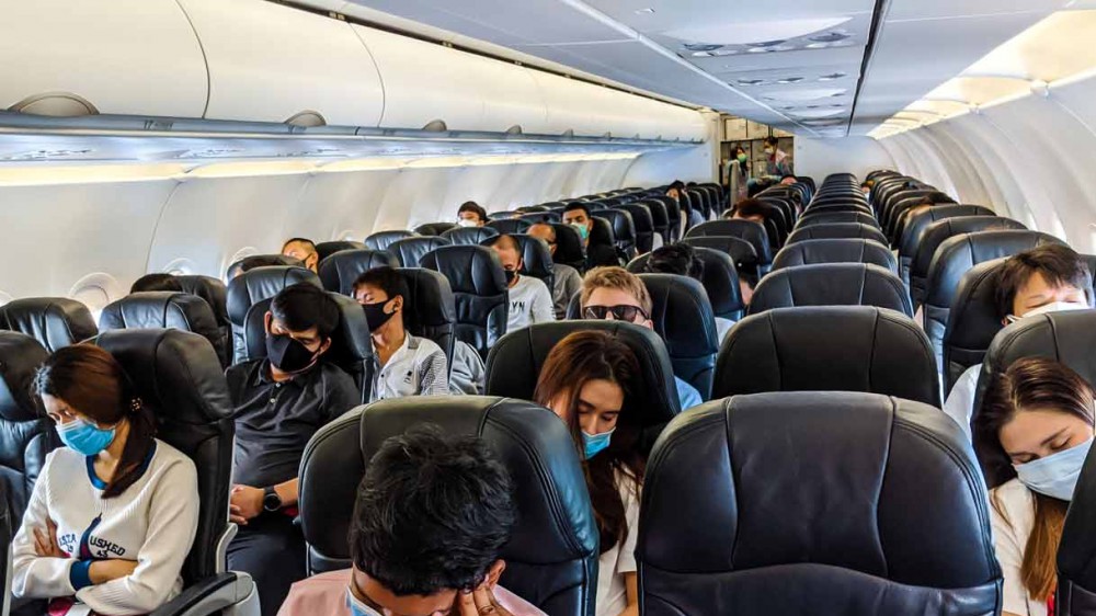 Covid, passeggero no-mask a bordo dell'aereo, volo Miami-Londra costretto a rientrare dopo il decollo