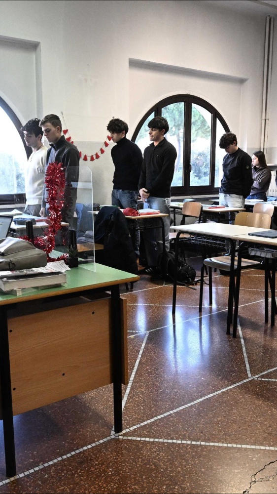 Crans Montana, oggi i funerali di cinque ragazzi italiani; un minuto di raccoglimento in tutte le scuole