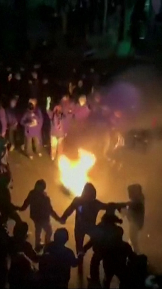 Cresce la repressione in Iran, la protesta dilaga e i manifestanti rischiano la pena di morte