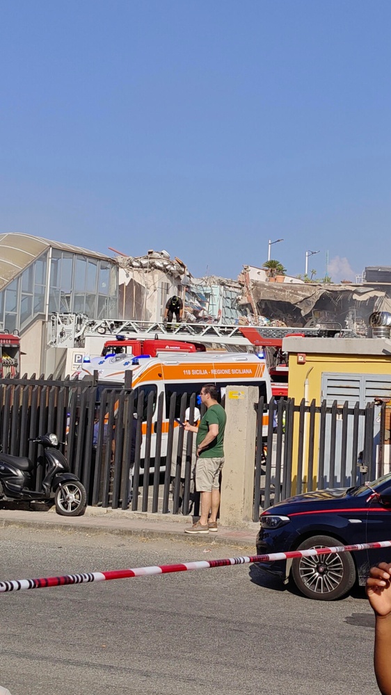 Crolla una palazzina a Messina, almeno 5 persone ferite, ci sarebbero dispersi