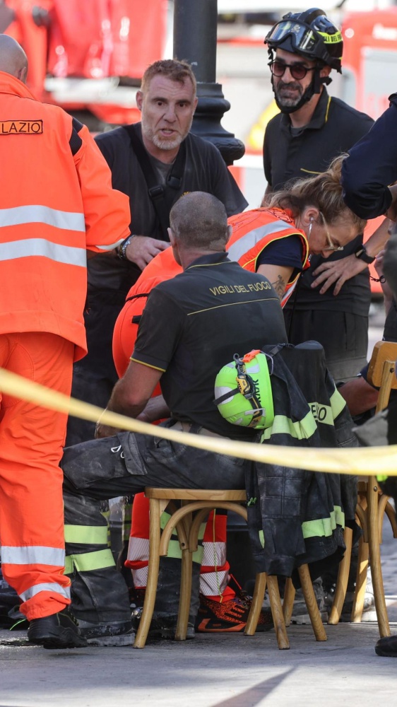 Crollo Torre dei Conti a Roma, il Prefetto: "L'operaio sotto le macerie è vivo"