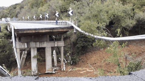 Crollo viadotto, frana sotto controllo, A6 riaperta