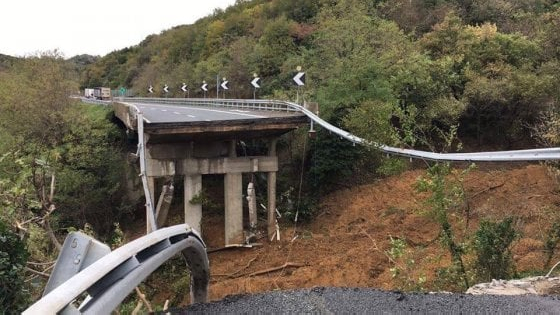 Crollo viadotto Liguria, Toti, non escluse auto coinvolte