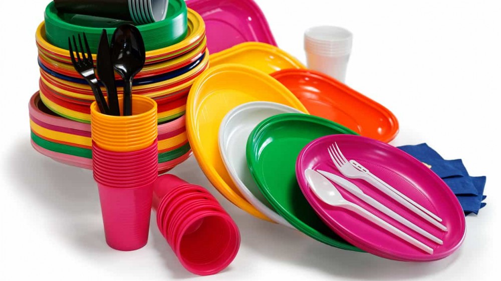 Da domani stop ad alcuni oggetti di plastica monouso, il divieto riguarderà anche piatti, posate e sacchetti
