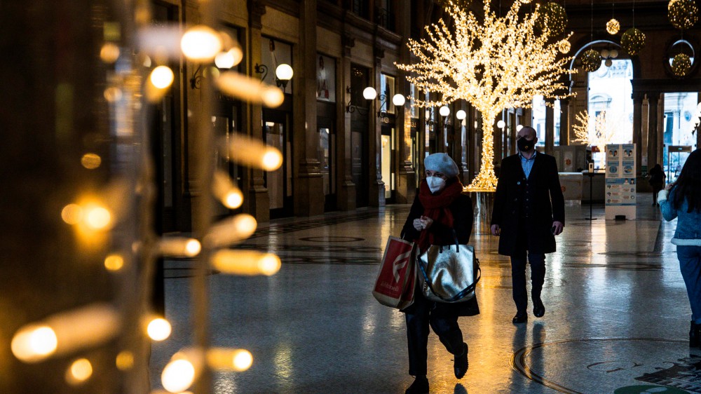Da mezzanotte scattano le restrizioni di Natale,  ultime ore per lo shopping, poi tutta Italia sarà in zona rossa