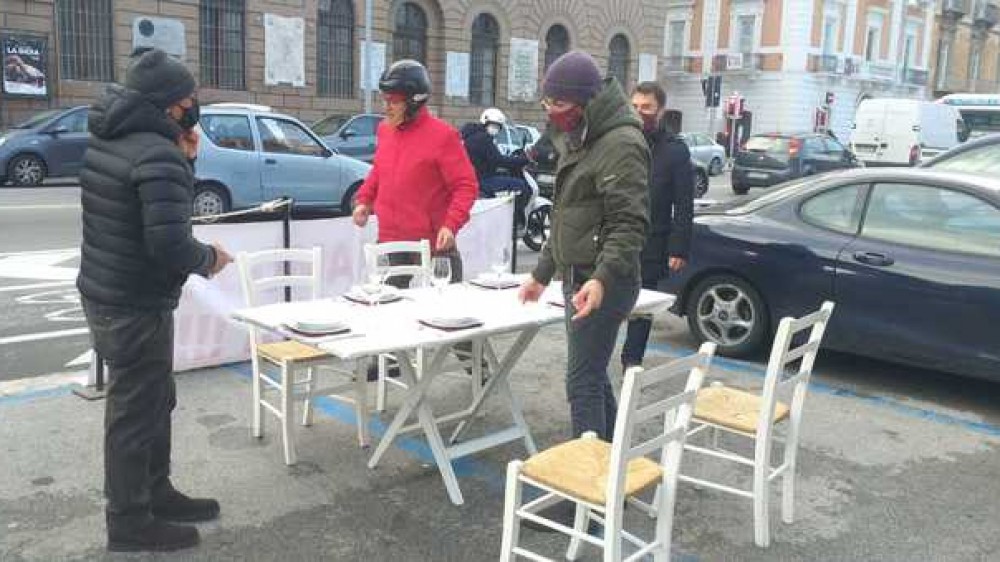 Da Trento a Bari la protesta dei ristoratori, consegna simbolica di grembiuli e tavola apparecchiata in piazza