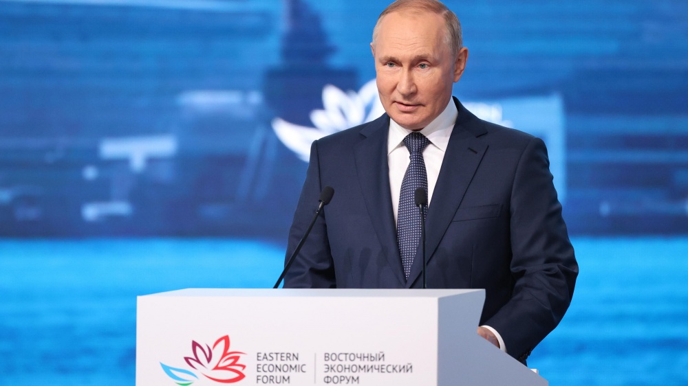 Da Vladivostok, Putin attacca l'Occidente: "Impossibile isolare la Russia, le sanzioni minacciano il mondo intero"