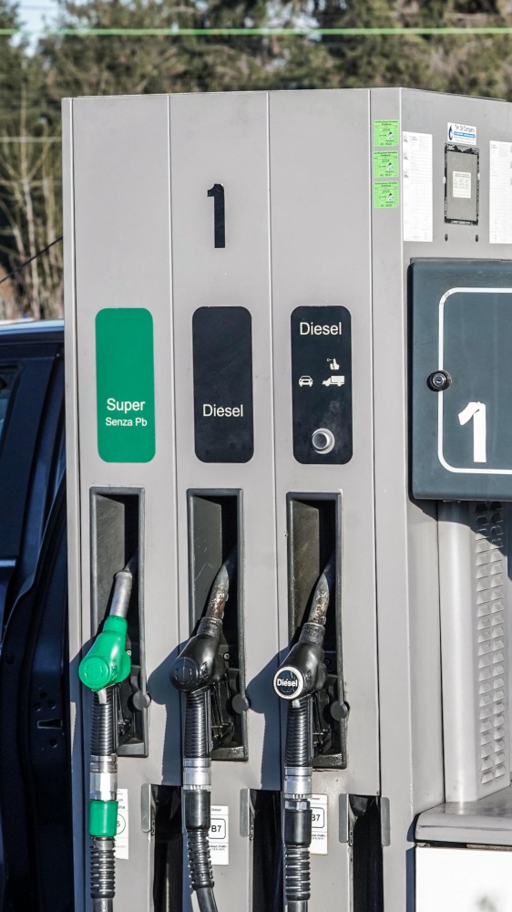 Dal primo gennaio il gasolio sarà più caro, restano ferme le multe, cosa cambia per gli automobilisti