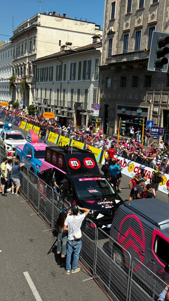 Dal rosso Valentino a Voghera, al rosa della corsa d’Italia che tinge le strade di Milano