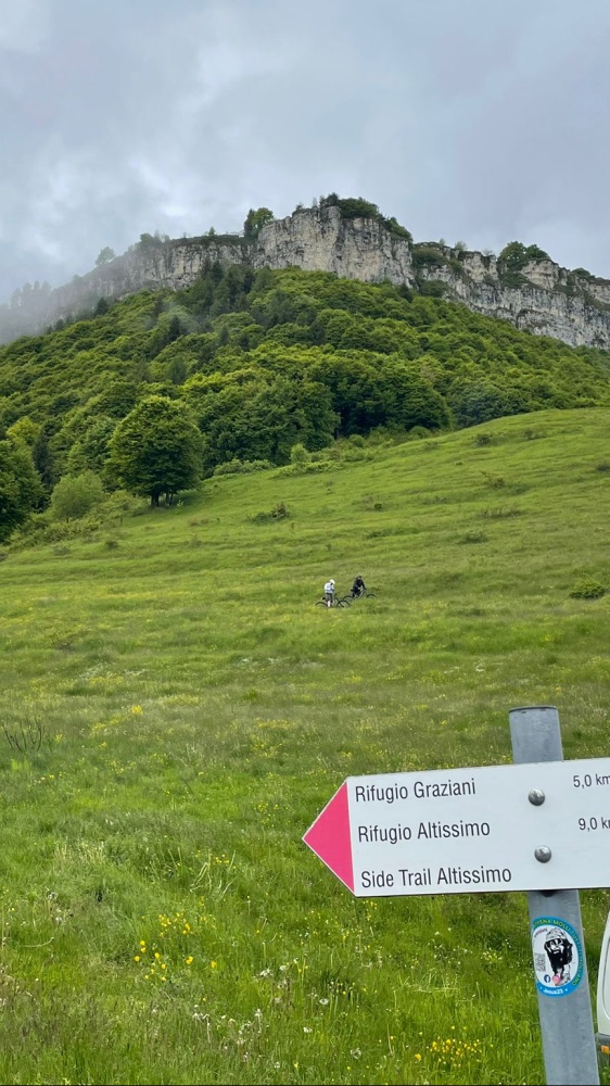 Dalle Ville Venete sul Brenta ai prati di San Valentino sopra Brentonico: la sedicesima tappa del Giro d’Italia sale in quota  Abstract: Da villa Contarini è partita la nuova frazione della corsa rosa. Passando da Trento e sfiorando le rive d