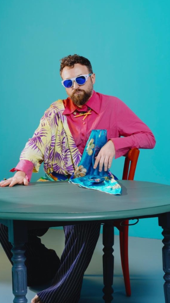 Dargen D'Amico a Sanremo 2026 con “Ai ai”: il testo e il significato del brano in gara al Festival