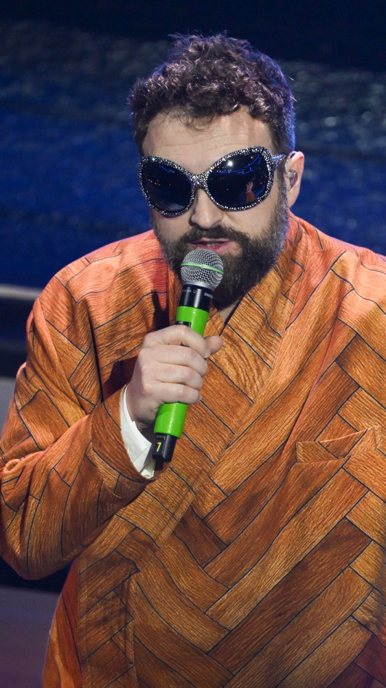 Dargen D'Amico, Pupo e Fabrizio Bosso insieme nella serata dei duetti a Sanremo 2026. La cover di "Su di noi"