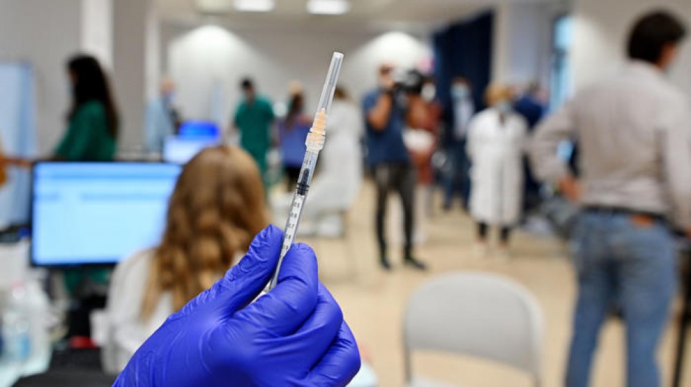 Dati Gimbe: crollano le vaccinazioni, -41% in due settimane. Il 75% degli italiani ha ricevuto almeno una dose di siero anti covid