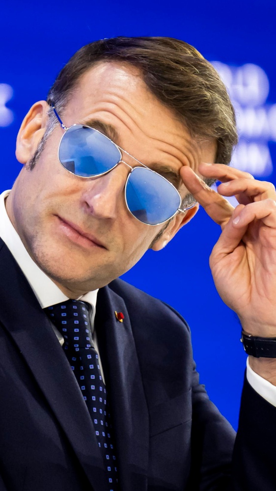 Dazi, è duello Macron-Trump sulla Groenlandia. Anche Von der Leyen attacca gli Stati Uniti, Meloni prova a mediare