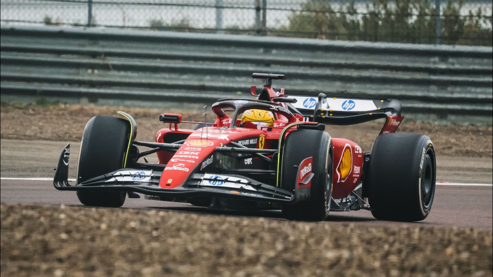 Debutto di Lewis Hamilton in Ferrari, il sette volte campione del mondo scende in pista con la rossa a Fiorano: subito l’abbraccio dei tifosi