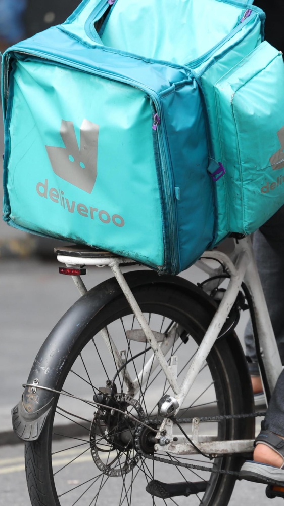 Deliveroo: dopo Glovo lo stesso scenario, paghe sotto la soglia di povertà, rapporti di lavoro non corretti