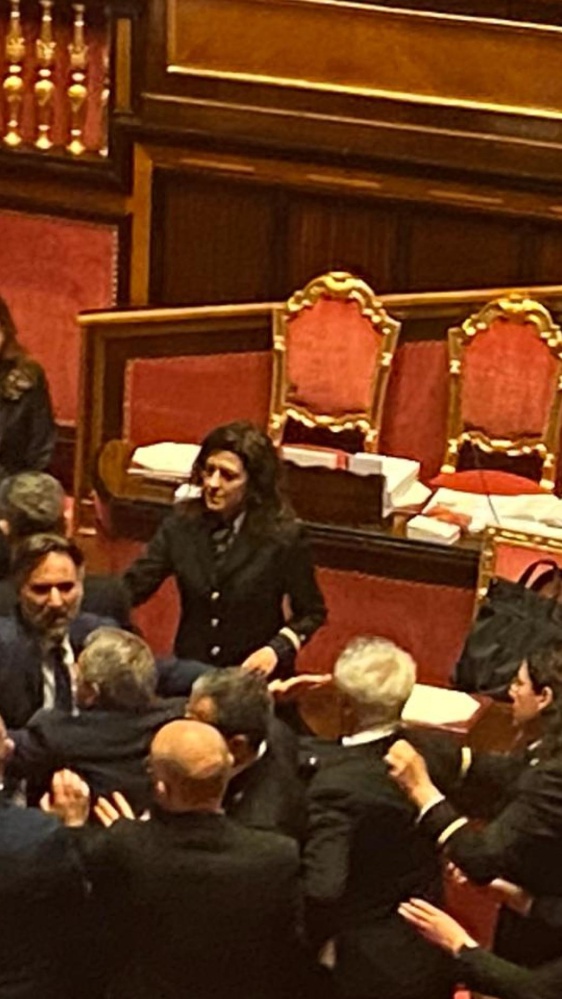 Delmastro: il centrodestra dice no all’utilizzo delle chat, i 5S occupano l’aula